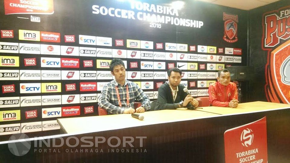 Nil Maizar (kiri) dalam konferensi pers setelah Imbangi Pusamania Borneo FC. Copyright: &copy; Taufik Hidayat/INDOSPORT